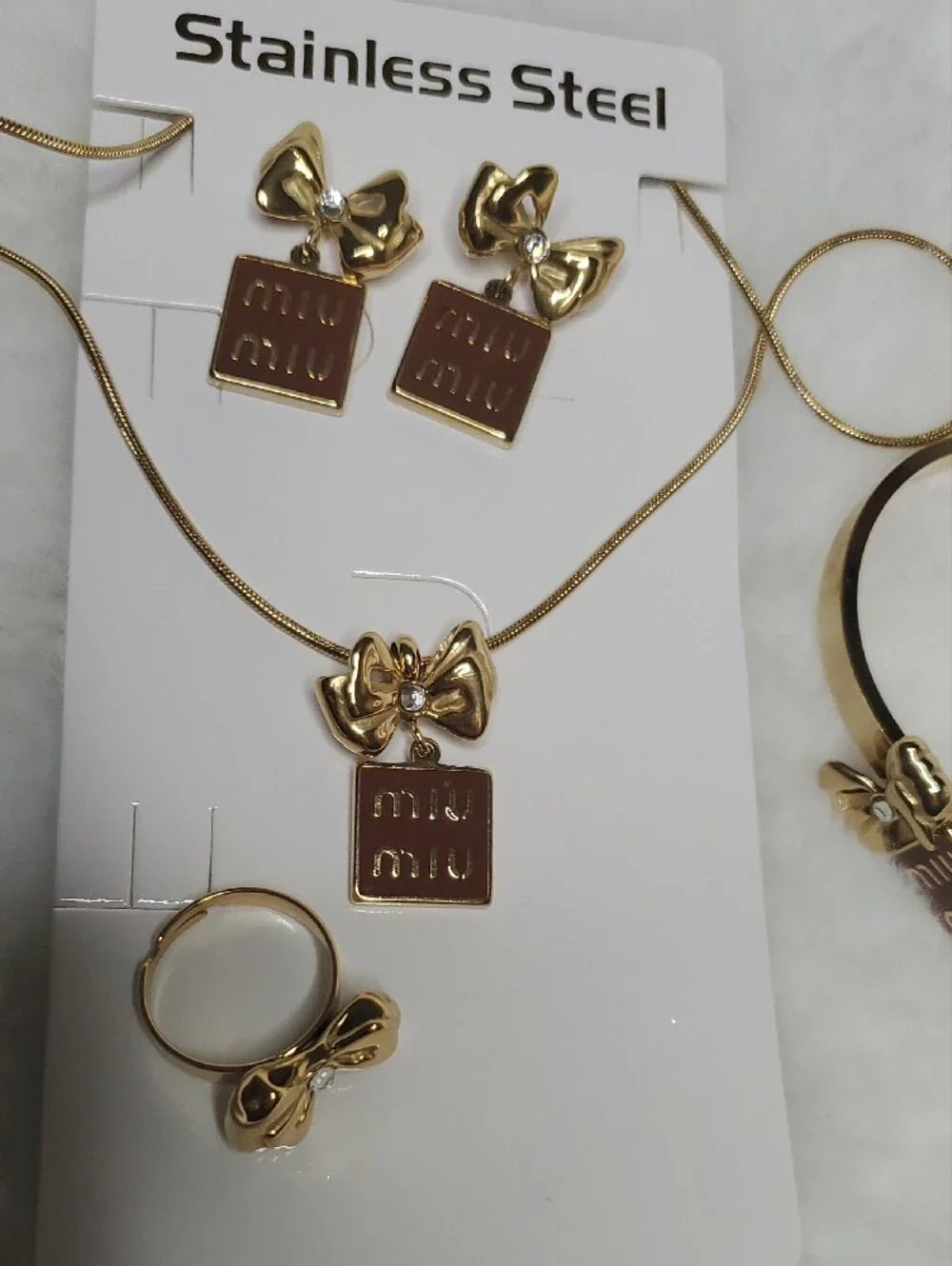 Fashion Jewelry Gold Bow Pendant Necklace with Square Logo Charm